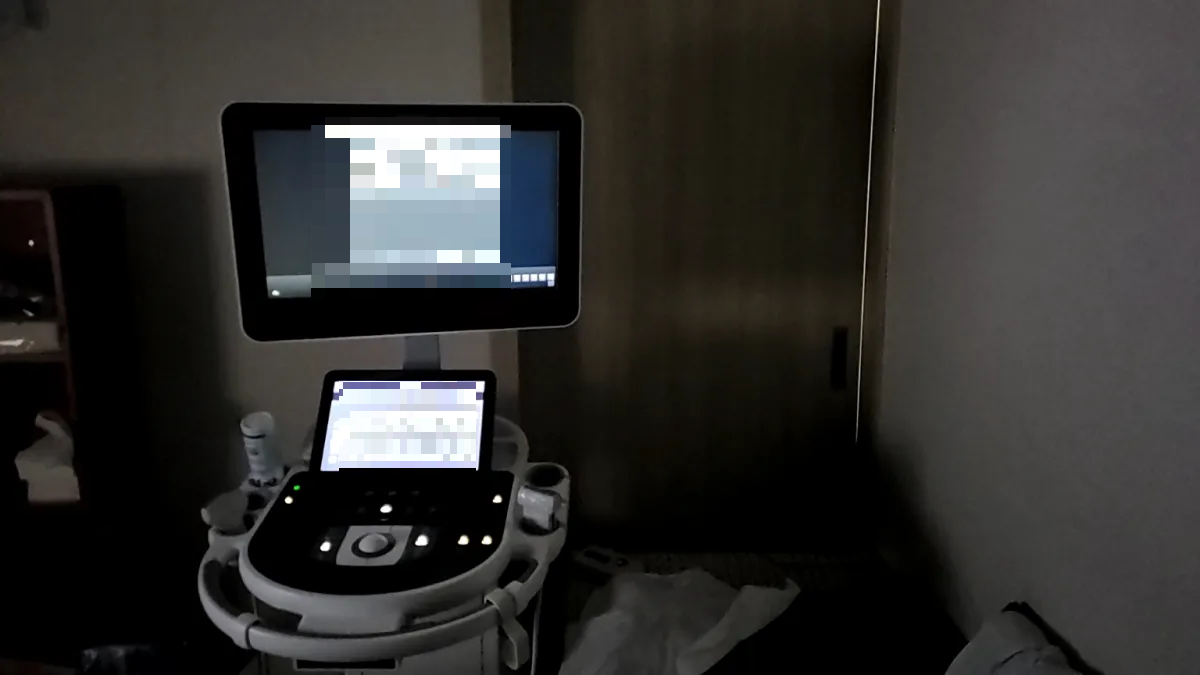 병원-초음파실내부-초음파기계와-침대가있다