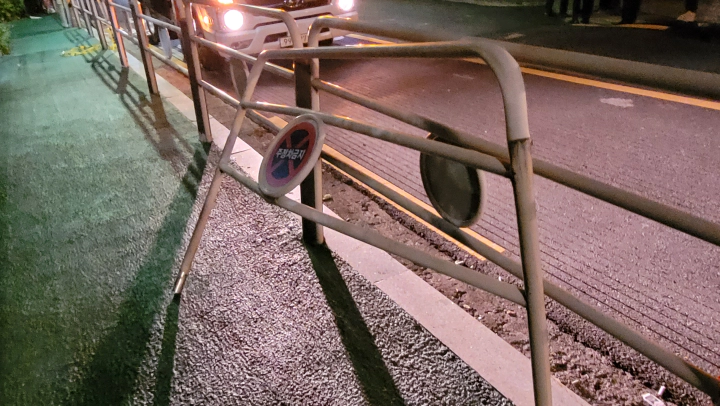 응봉동 마을버스 8번 사고 제보 승용차 충돌로 휘어버린 가드레일