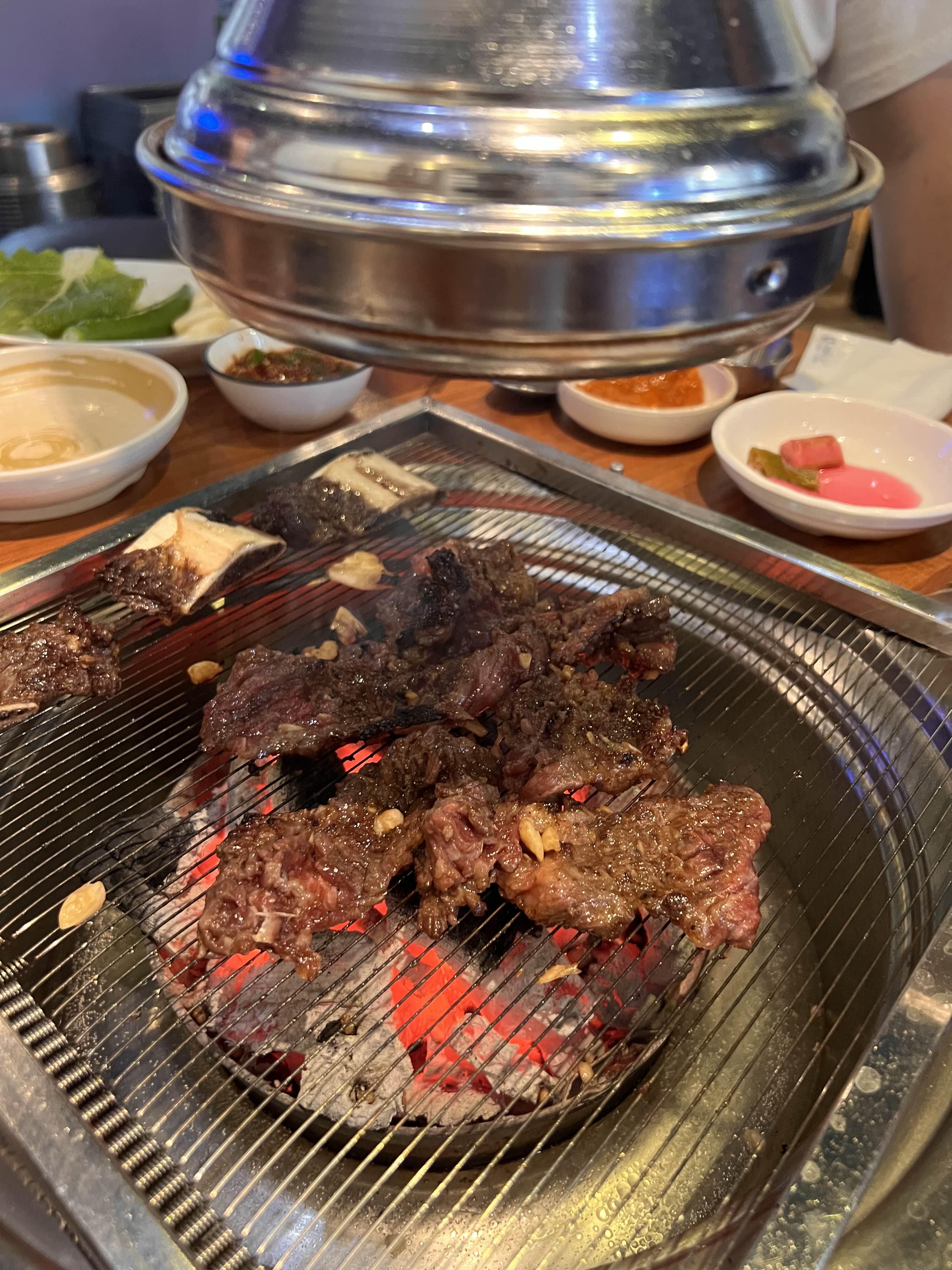 양념된 안동갈비는 자주 뒤집어 주는 것이 굽는 비결