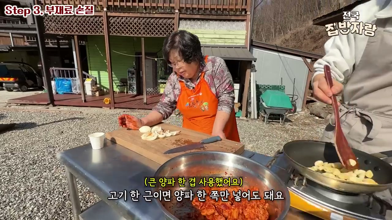 팬에서 고기와 마늘을 볶는 장면
