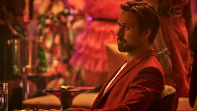 주인공 시에라 식스(라이언 고슬링)이 앉아있다.