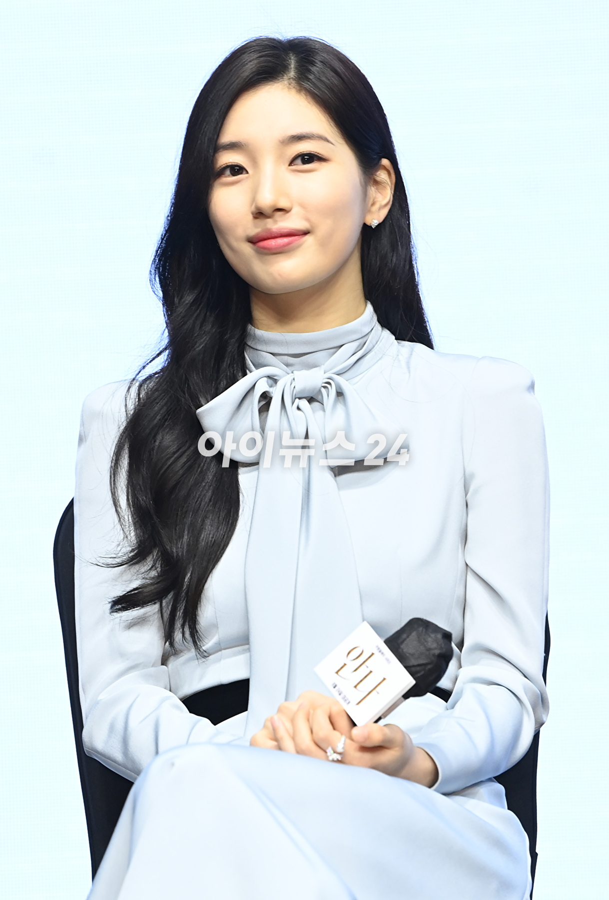 배우 수지가 21일 오전 여의도 콘래드서울에서 열린 쿠팡플레이 시리즈 '안나' 제작발표회에 참석해 포토타임을 갖고 있다. [사진=정소희 기자]