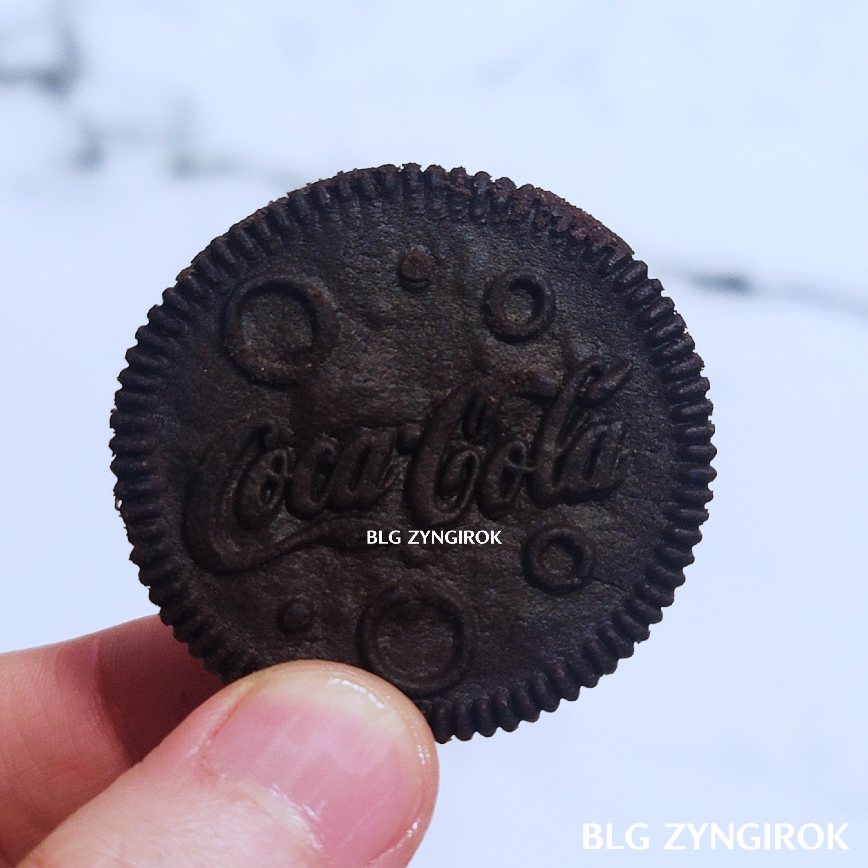 오레오 코카콜라에 코카콜라 로고가 그려져있는 모습이다.