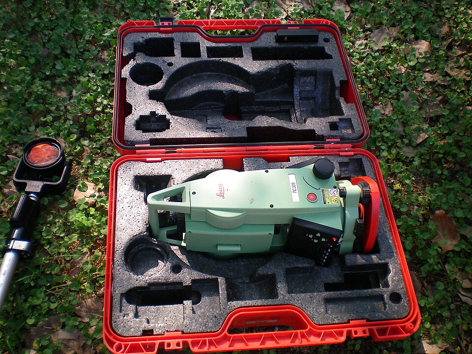 자료사진, 운반 상자에 놓인 Leica TC305 토탈스테이션 측량장비