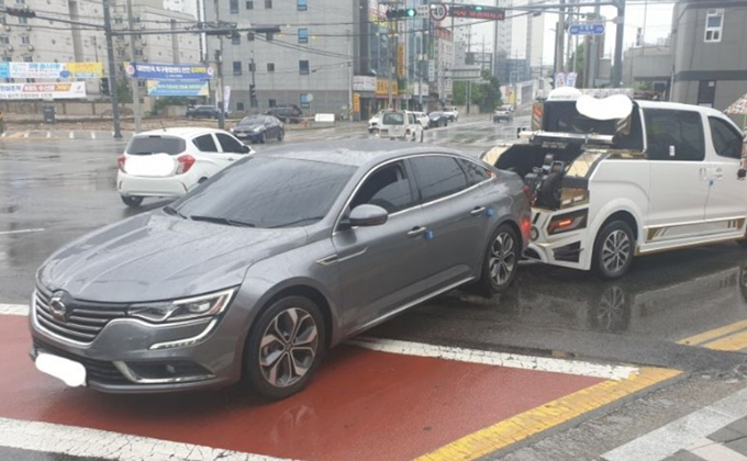 견인되고 있는 고장난 차량