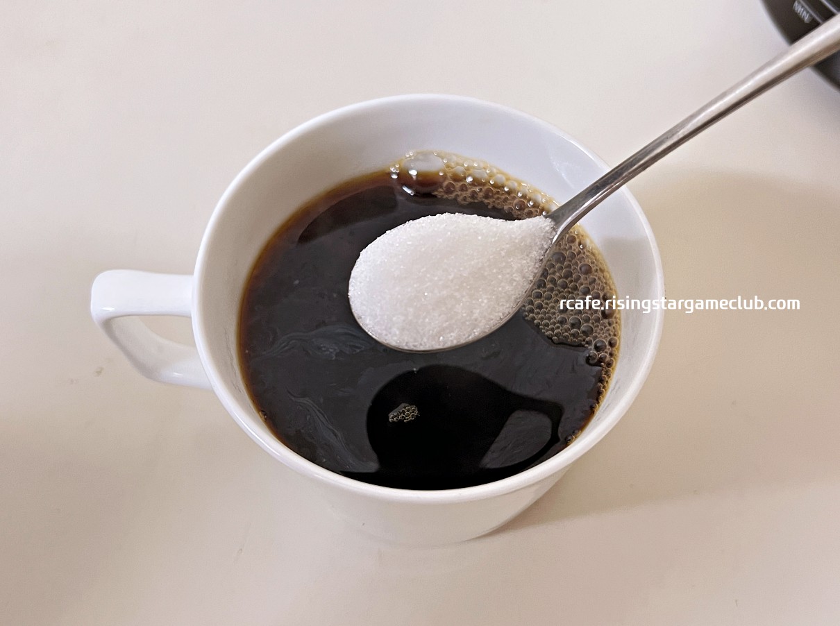스타벅스 브랙퍼스트 블렌드 커피에 설탕을 넣는 사진