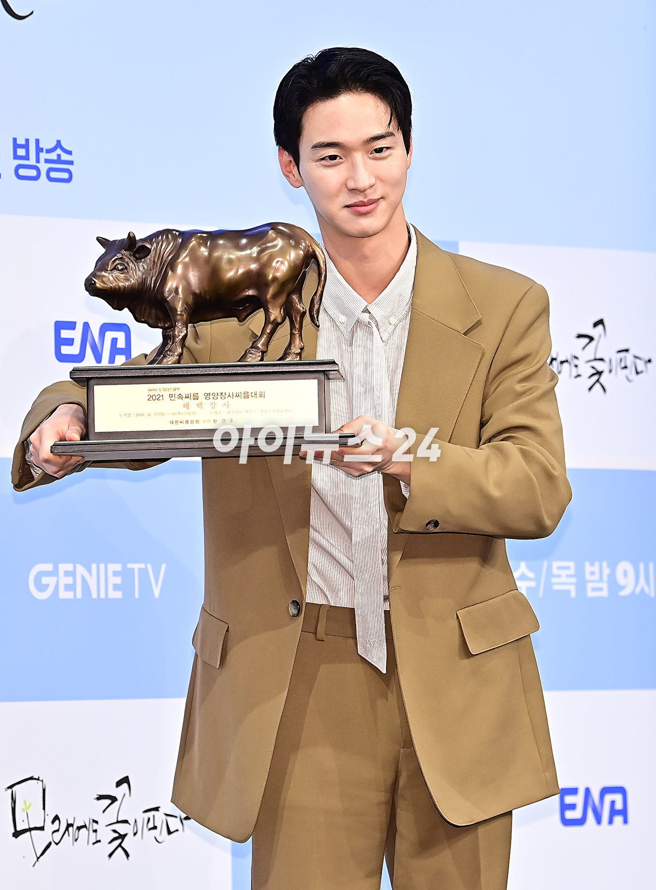 배우 장동윤이 20일 오후 서울 신도림 디큐브시티 더 세인트에서 열린 ENA &#39;모래에도 꽃이 핀다&#39; 제작발표회에서 포토타임을 갖고 있다. [사진=곽영래 기자]