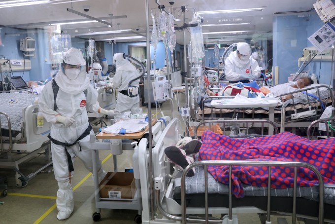 트롤리 딜레마 : 코로나19 팬데믹 중 의료자원 배분