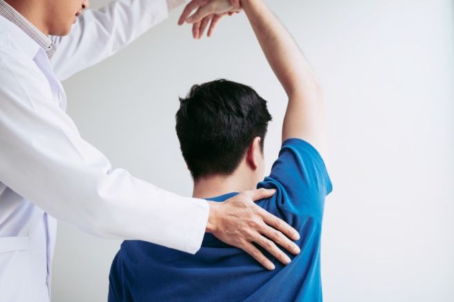 어깨가 아픈 이유