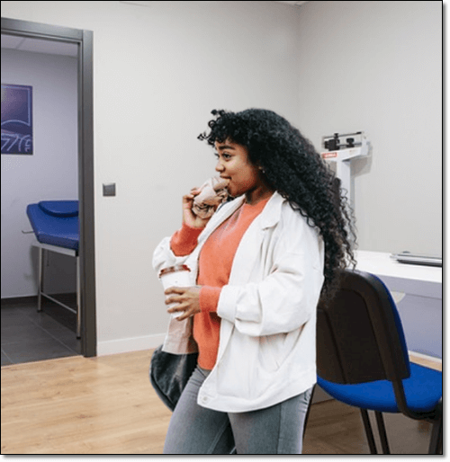 음식 먹는 비만 여성