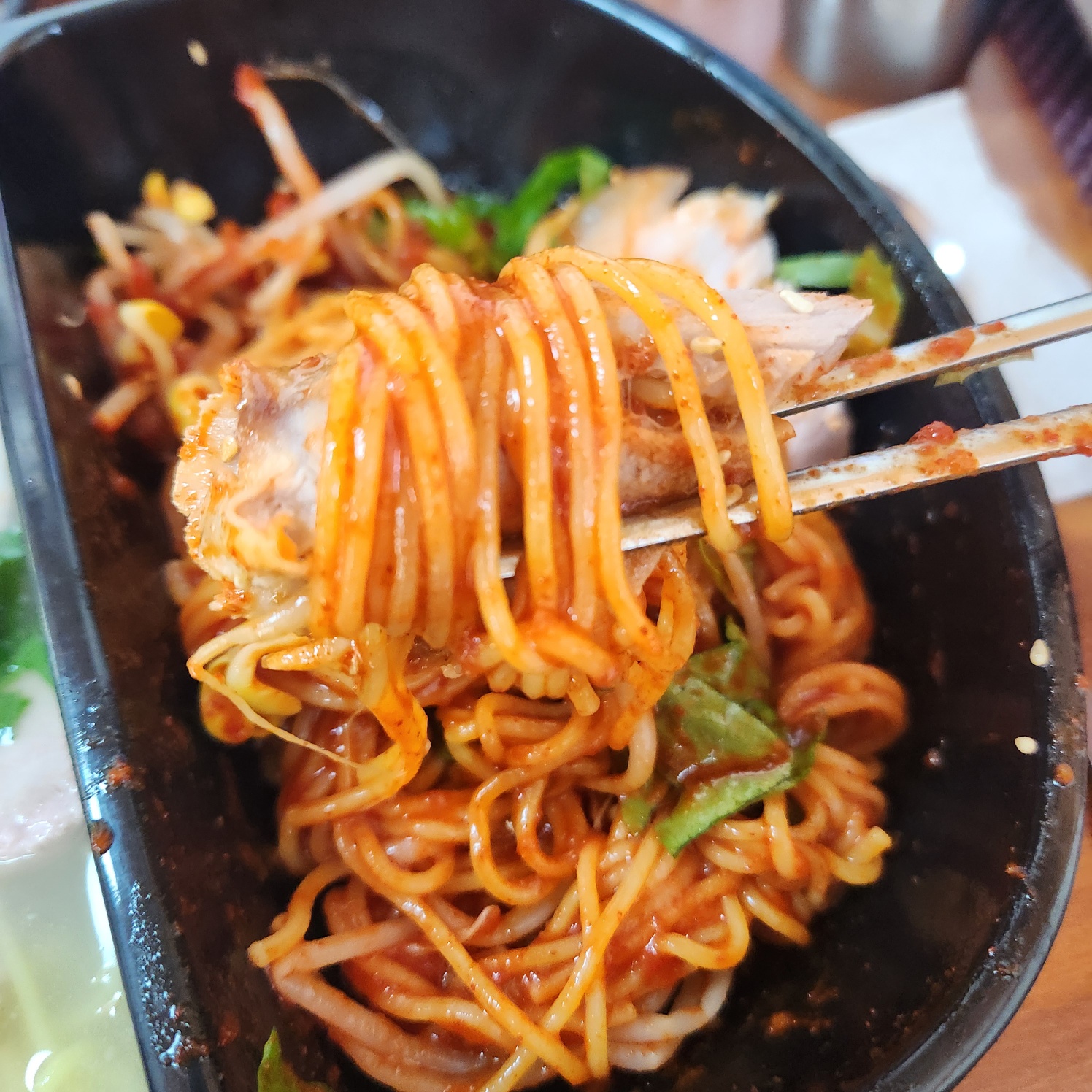 고기를 싼 비빔국수