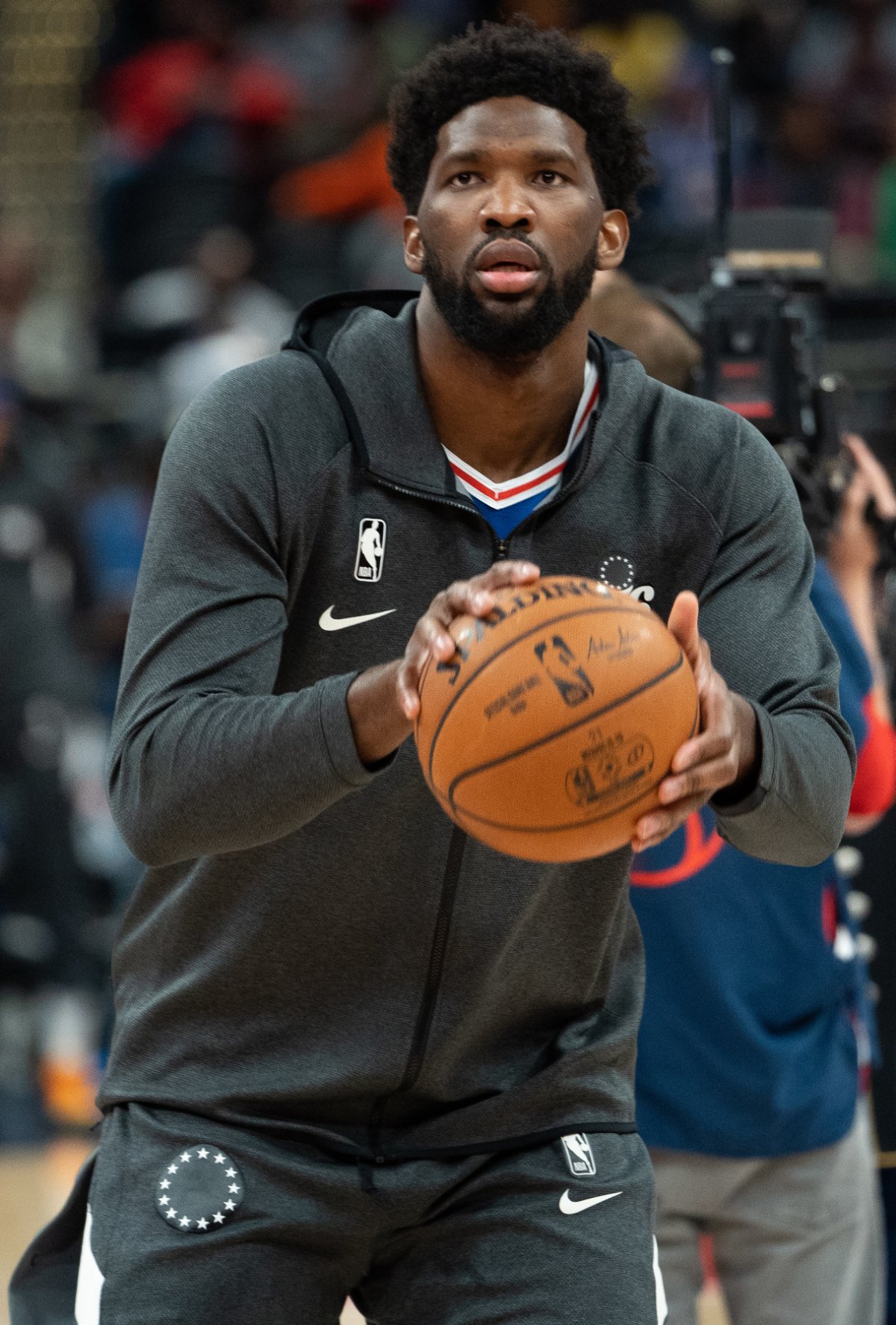 자유투를 던지려는 조엘 엠비드, 76ers 센터