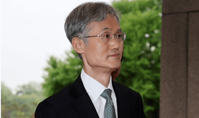 출근하는 조희대 대법원장