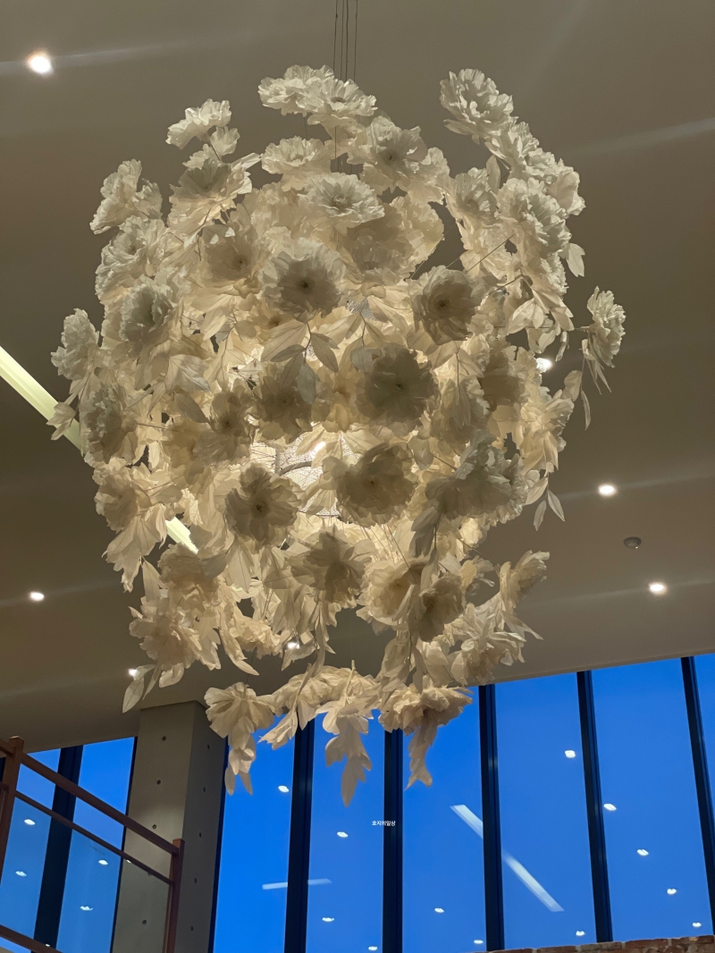 천안 뚜쥬루 빵돌가마 마을 장작가마 카페 천장 장식