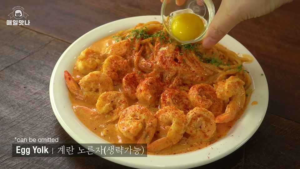 새우와 고명을 올려 장식하는 장면