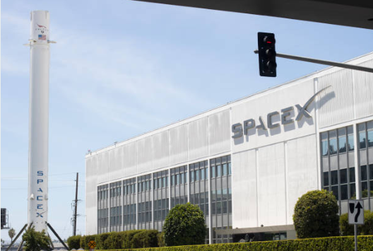 일론 머스크의 생애와 업적, 기업 활동 및 영향력, 미래 사업과 전망.