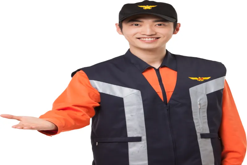 오렌지색 소방 유니폼을 입고 신고방법을 설명하는 구조대원
