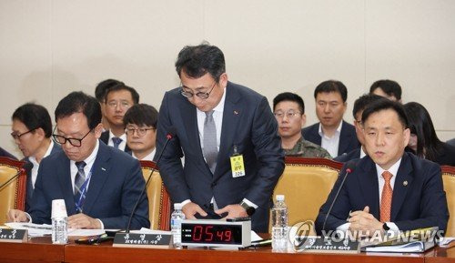 사과하는 유영상 SKT 대표이사
(서울=연합뉴스) 김주성 기자 = 유영상 SK텔레콤 대표이사가 30일 국회 과학기술정보방송통신위원회의에서 열린 방송통신 분야 청문회에서 유심 해킹 사태에 대해 사과하고 있다. 2025.4.30 utzza@yna.co.kr