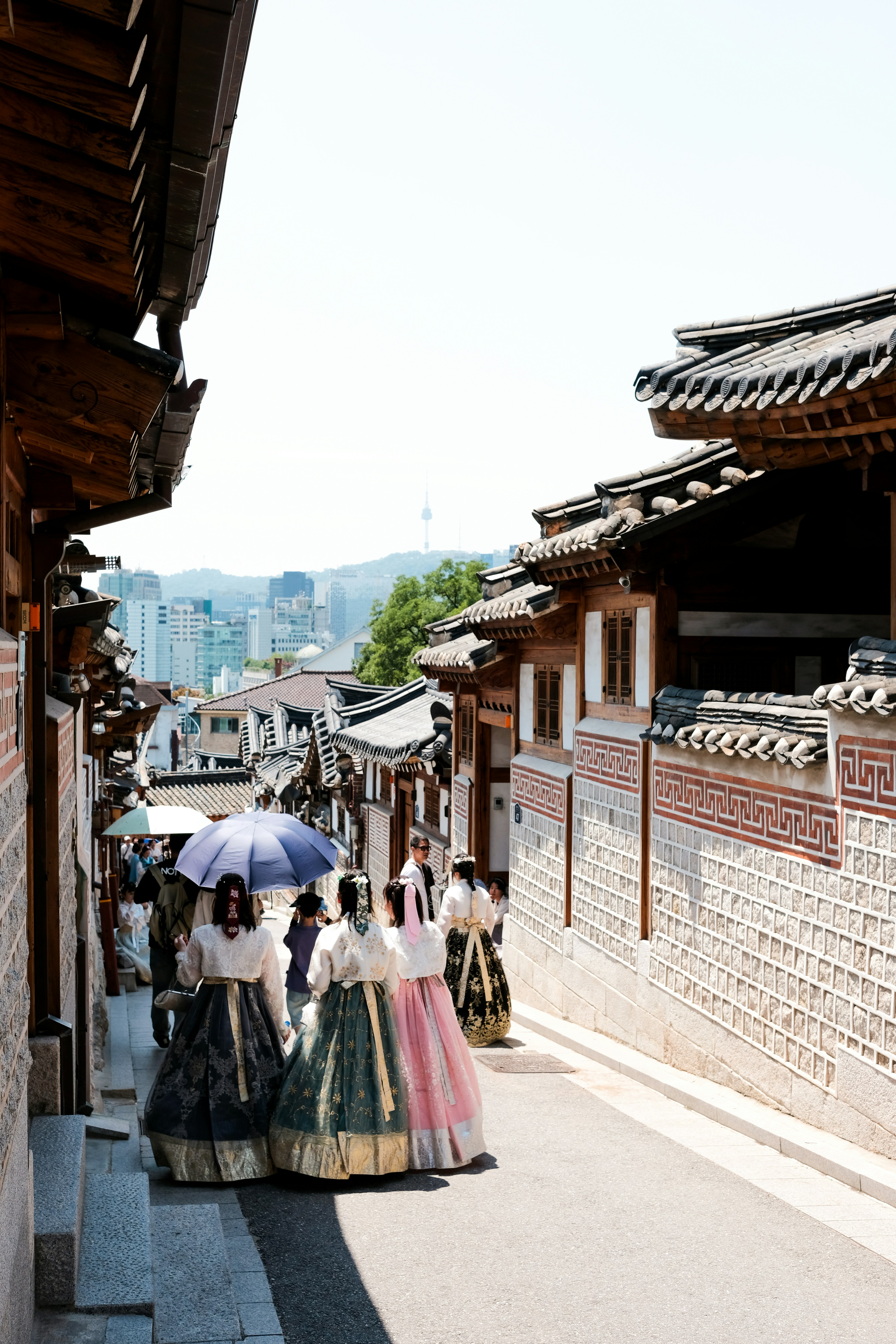 한옥마을을 한복을 입고 관광하는 관광객