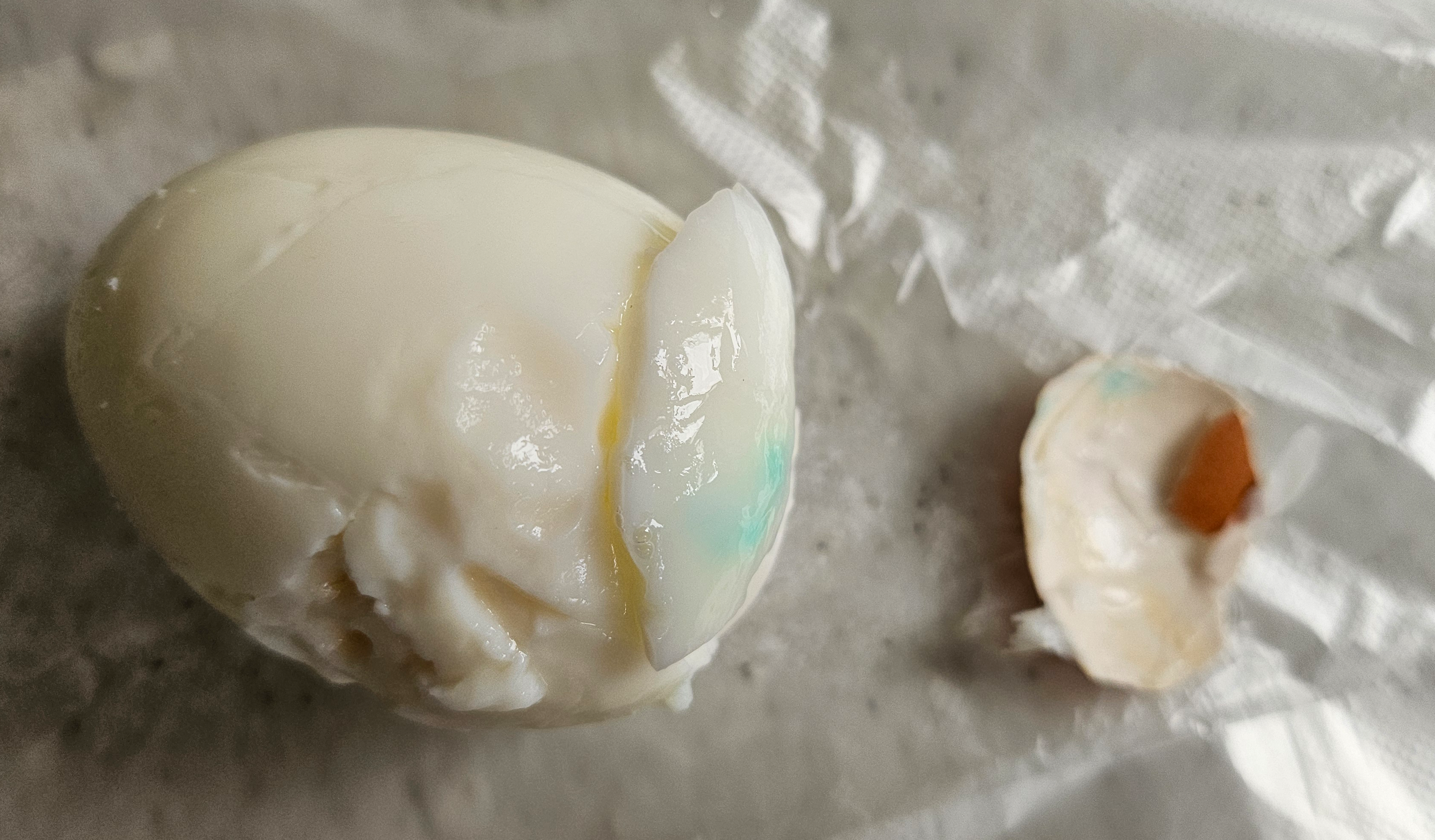 식용색소 스며든 삶은 계란