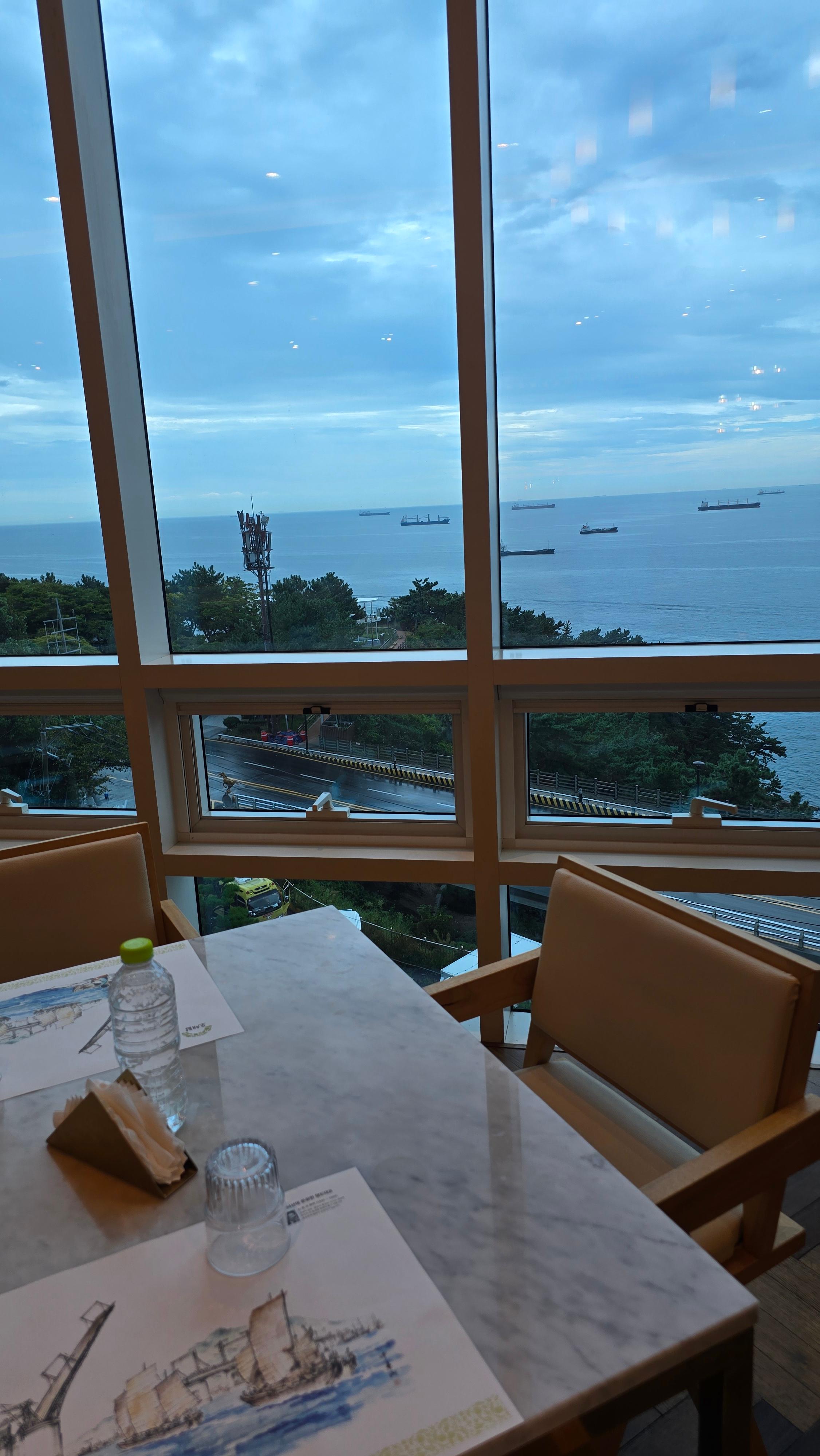 오채담 창가자리