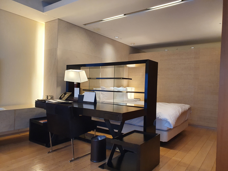 서재-책상-뒤로-보이는-침대