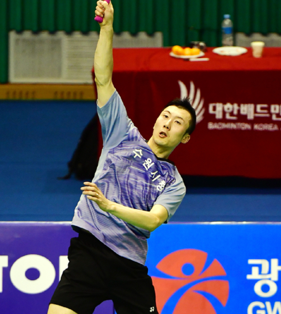 1일 오후 광주 서구 염주종합체육관에서 열린 2017 광주 빅터 코리아 마스터스 배드민턴 선수권대회 남자 복시 8강전 한국의 이용대-유연성 조와 최혁균-박경훈 조의 경기, 유연성이 공격을 시도하고 있다. [사진=뉴시스]
