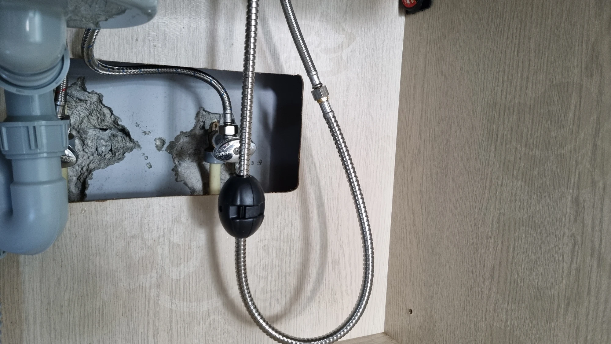 싱크대 수도꼭지 호스 무게추 위치