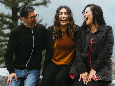 세명의 웃고 있는 친구 결합할인혜택