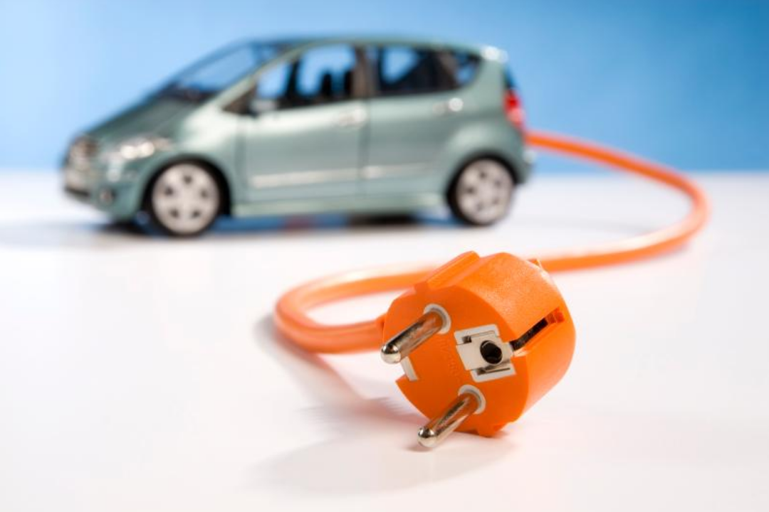 자동차 모형에 콘센트가 연결되어 있다.