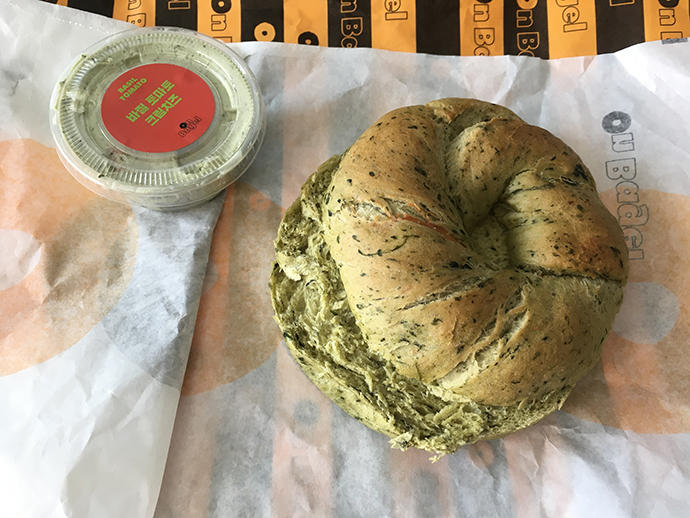 반으로-자른-베이글과-크림치즈