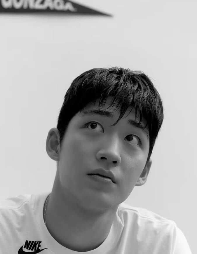 흰색티셔츠를입은-남성의모습