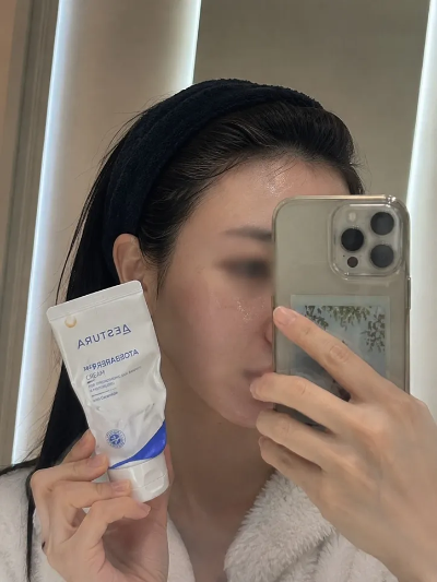피부과 주사 시술 후 집에서 세라마이드 재생 크림을 바르며 피부 장벽을 관리하는 내돈내산 리얼 홈케어 거울 셀카 인증 사진