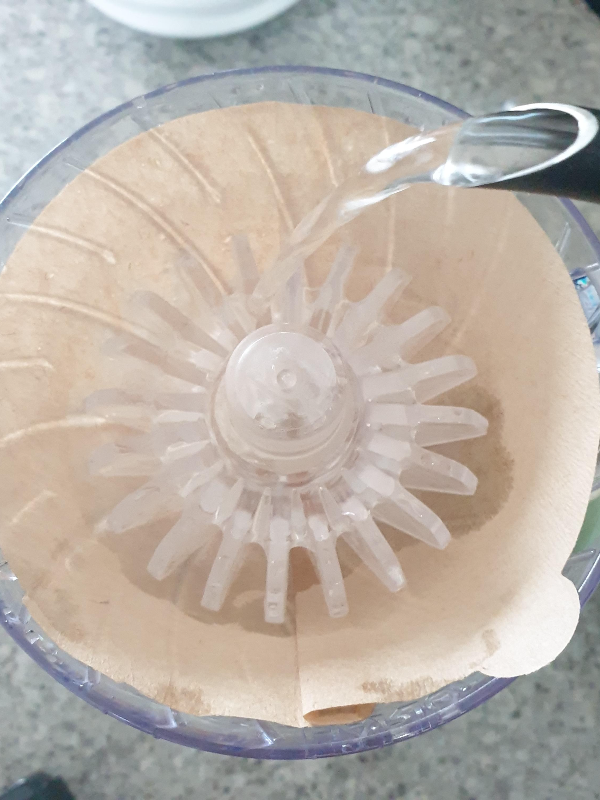 드리퍼에 브라운 필터가 장착되어 있다. 여기에 물을 부어 린싱 중