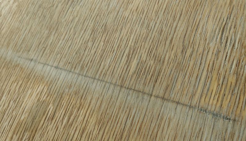 칼집이난 상판부분