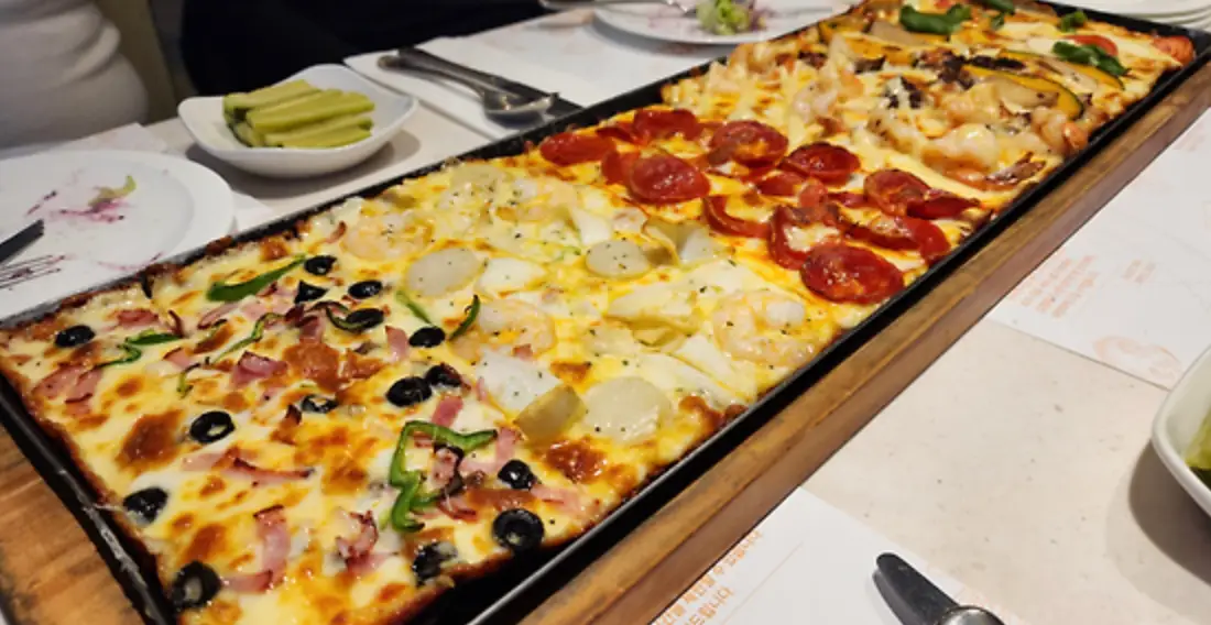 Xdinary-직사각형의 긴 피자가 놓인모습