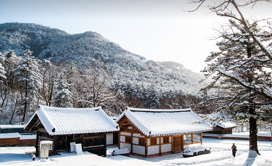눈내리는 설산 사진
