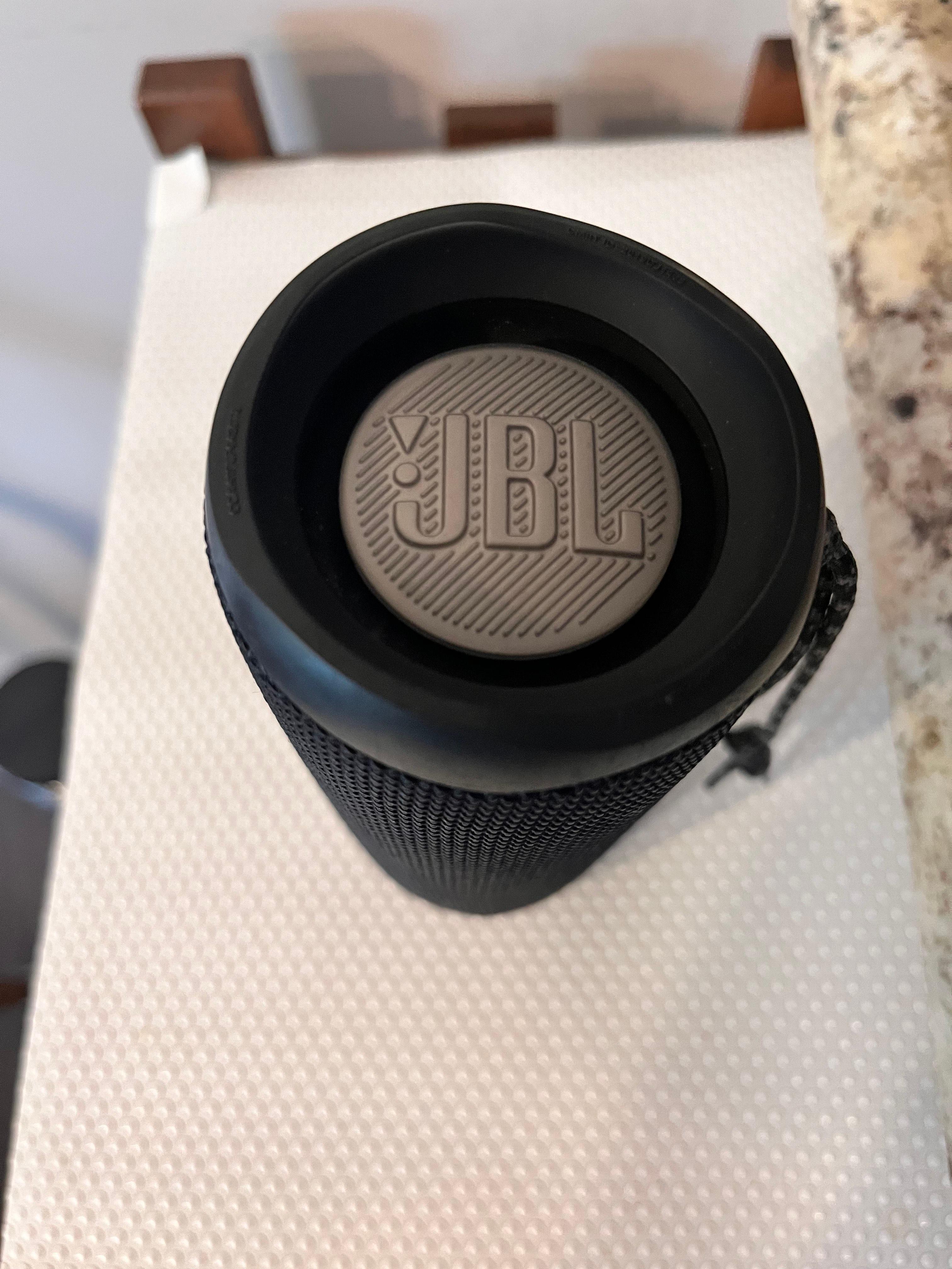 JBL블루투스 스피커가 세워진 모습