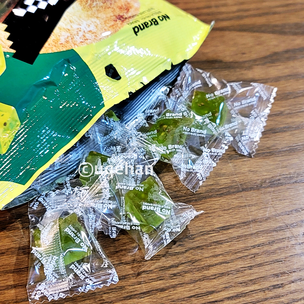 노브랜드 키위 젤리 제품 밖으로 개별포장된 젤리들이 나와있다.