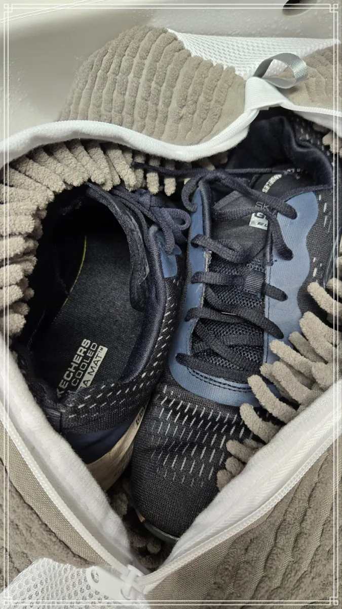 국민필터-운동화-세탁망-속에-운동화-한쌍이-들어있다-근접촬영