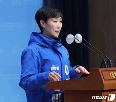 이지은 대변인 사퇴&amp;#44; 이지은 민주당 대변인&amp;#44; 이지은 사퇴 이유&amp;#44; 민주당 대변인 사퇴&amp;#44; 이지은 윤석열 발언&amp;#44; 이재명 대통령 논란&amp;#44; 이지은 프로필&amp;#44; 민주당 이지은&amp;#44; 정치 뉴스&amp;#44; 여당 대변인