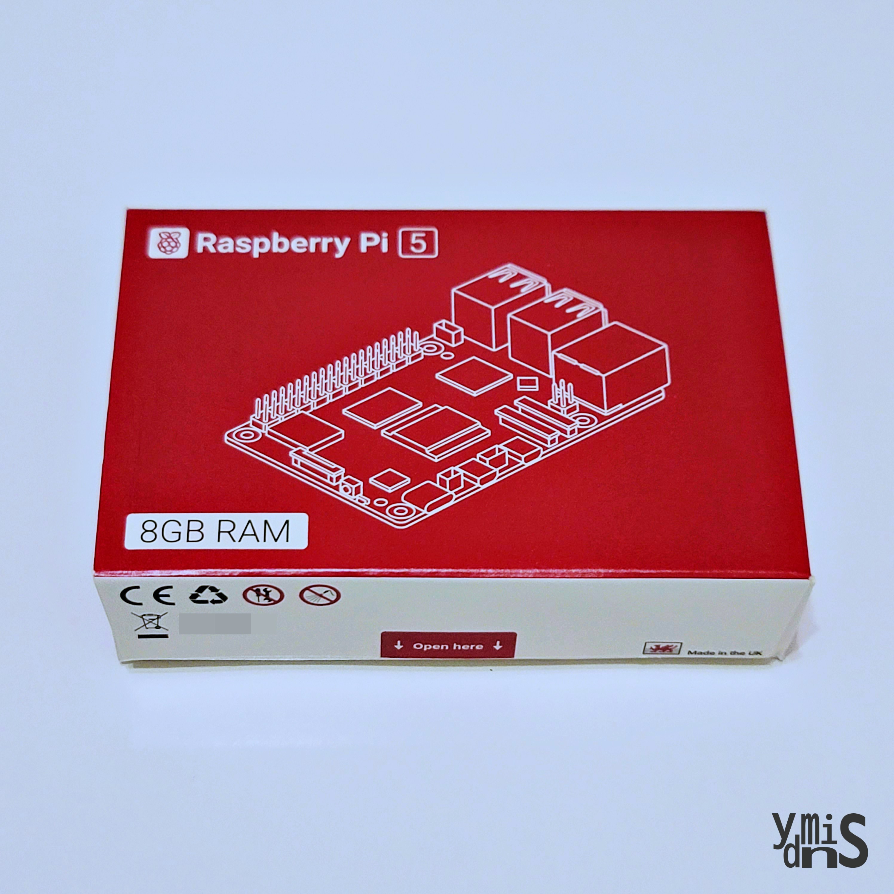 Personal Server Build - Raspbeerry Pi 5 Unboxing - 라즈베리파이 상자가 테이블 위에 놓여있다.
