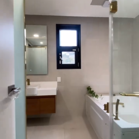 럭셔리한 욕조가 비치 되어 있는 화장실