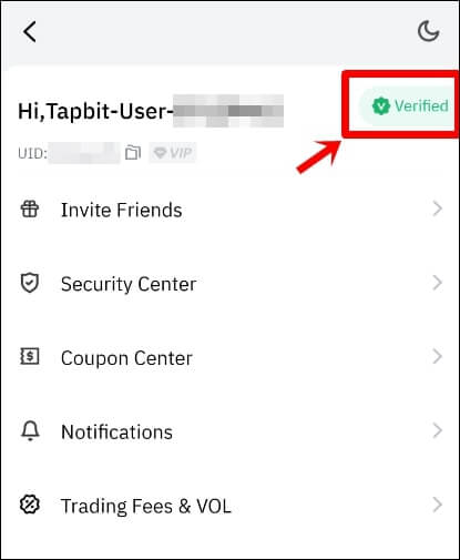 초록색 인증됨 버튼을 가리키고 있다.