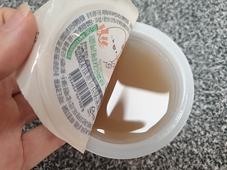 식혜뚜껑 개봉하는 모습