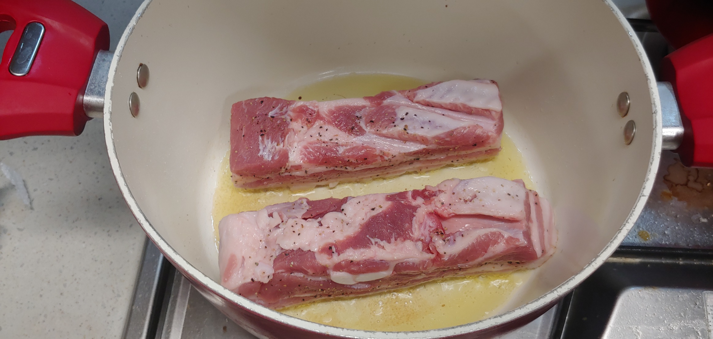 냄비 지방 부분이 먼저 닿아 익혀지고 있습니다.