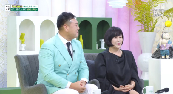 백승일&#44; 홍주 부부가 &#39;아침마당&#39;에 출연해 대화를 나누고 있다. [사진=KBS 방송화면 캡처]