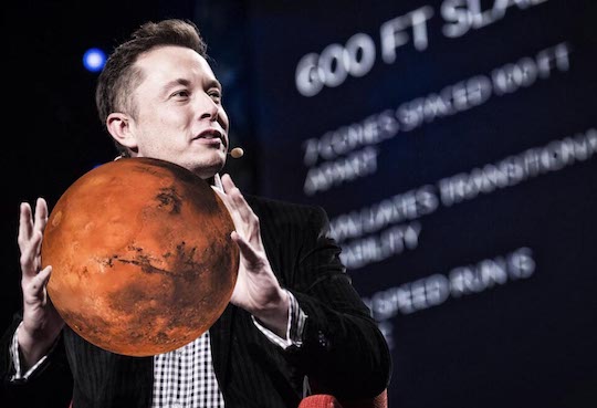 일론 머스크가 화성을 손에 들고 강연하는 모습