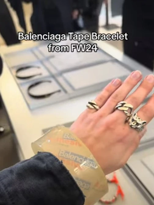 발렌시아가의 투명 테이프 팔찌