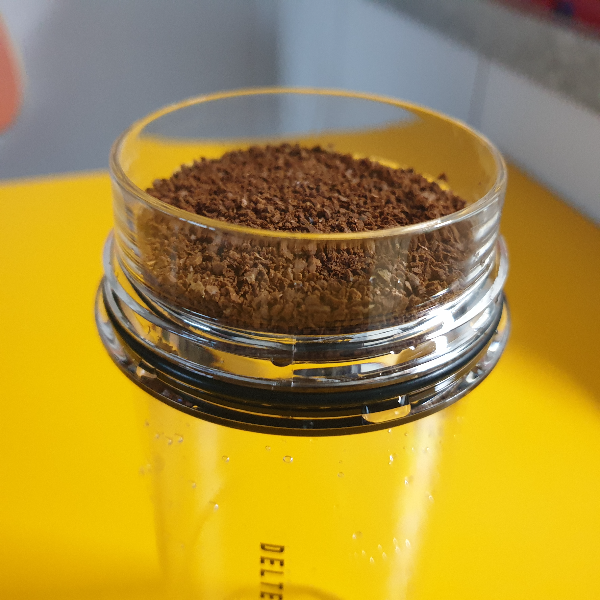 델터 프레스(Delter Coffee Press)의 특징과 추출 레시피_커피 담기